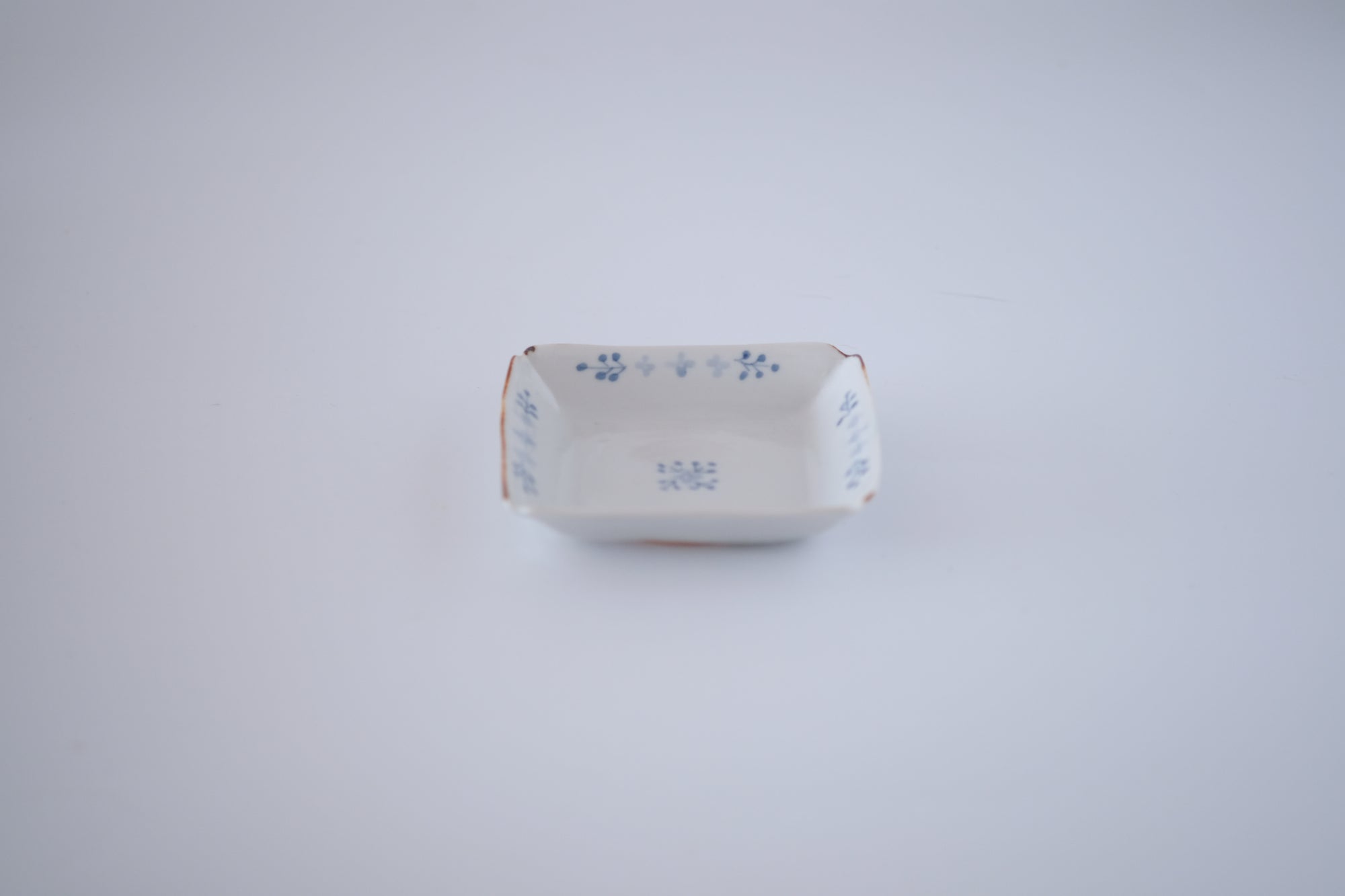 染付小花紋隅入角皿