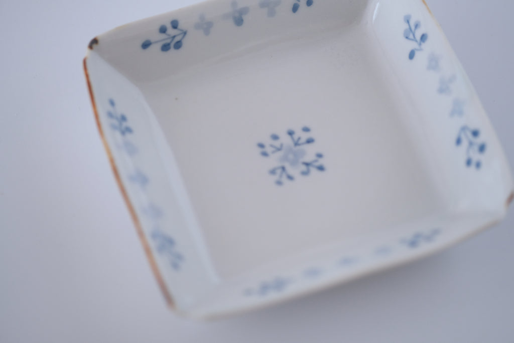 染付小花紋隅入角皿