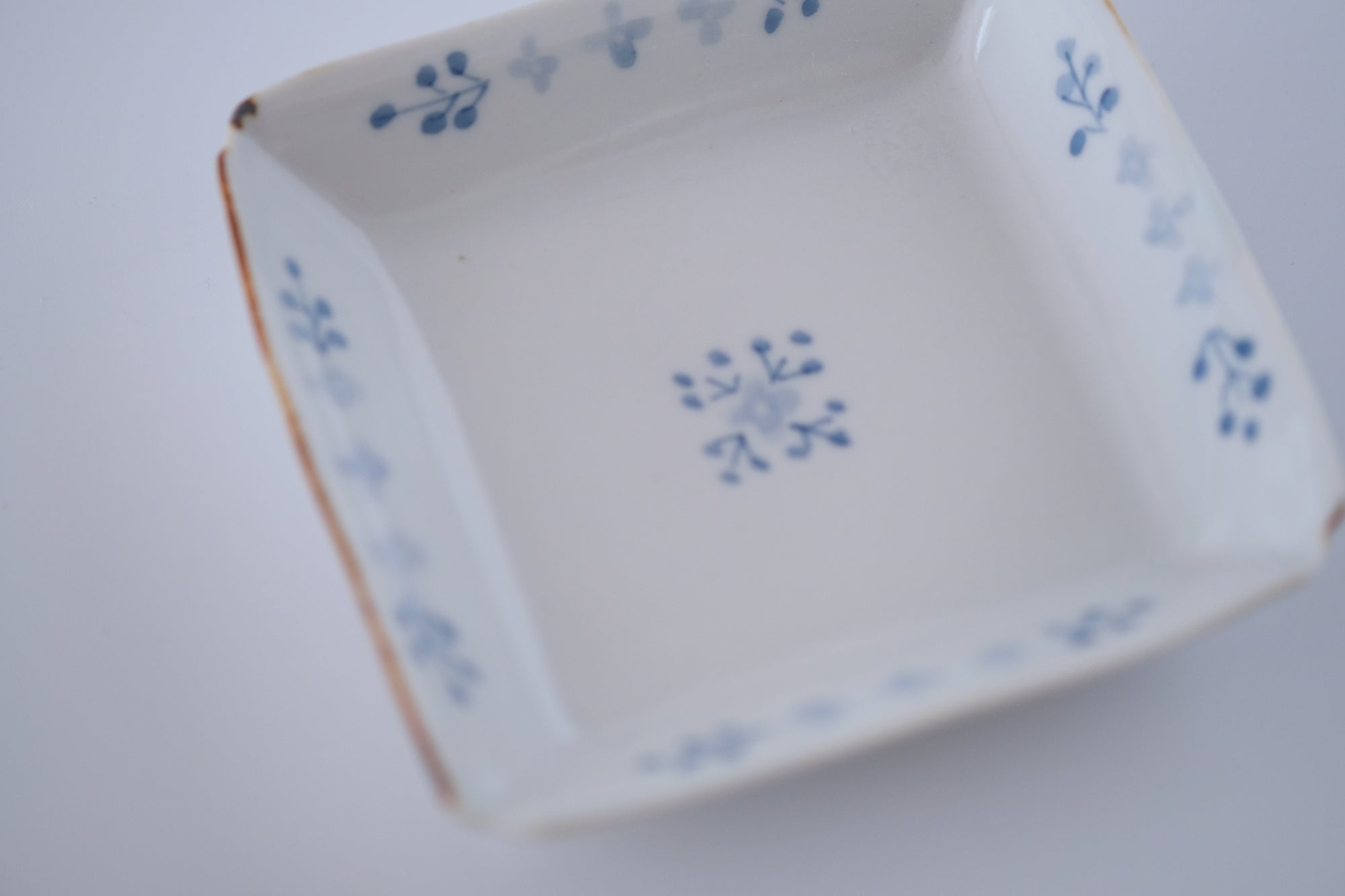 染付小花紋隅入角皿