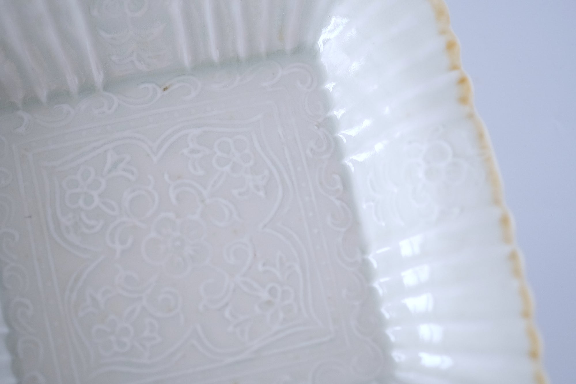 灰青秞輪花角大皿