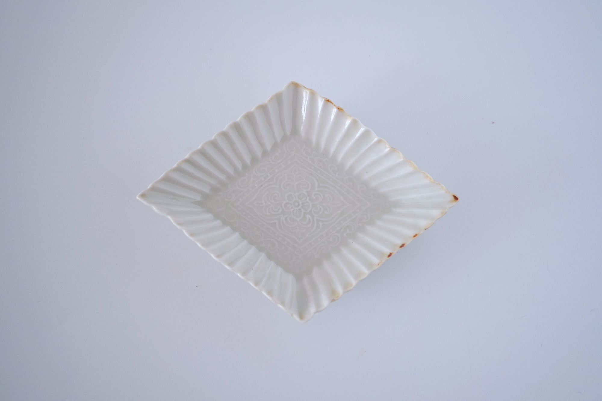 灰青秞輪花菱形皿