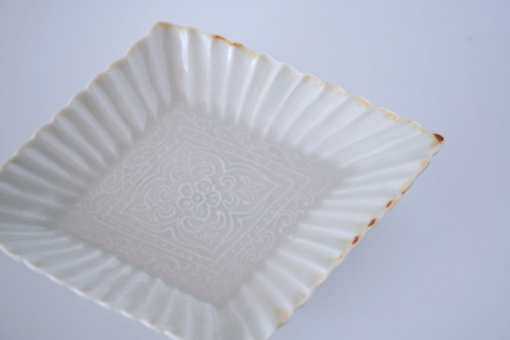 灰青秞輪花菱形皿