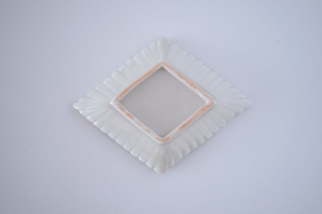 灰青秞輪花菱形皿