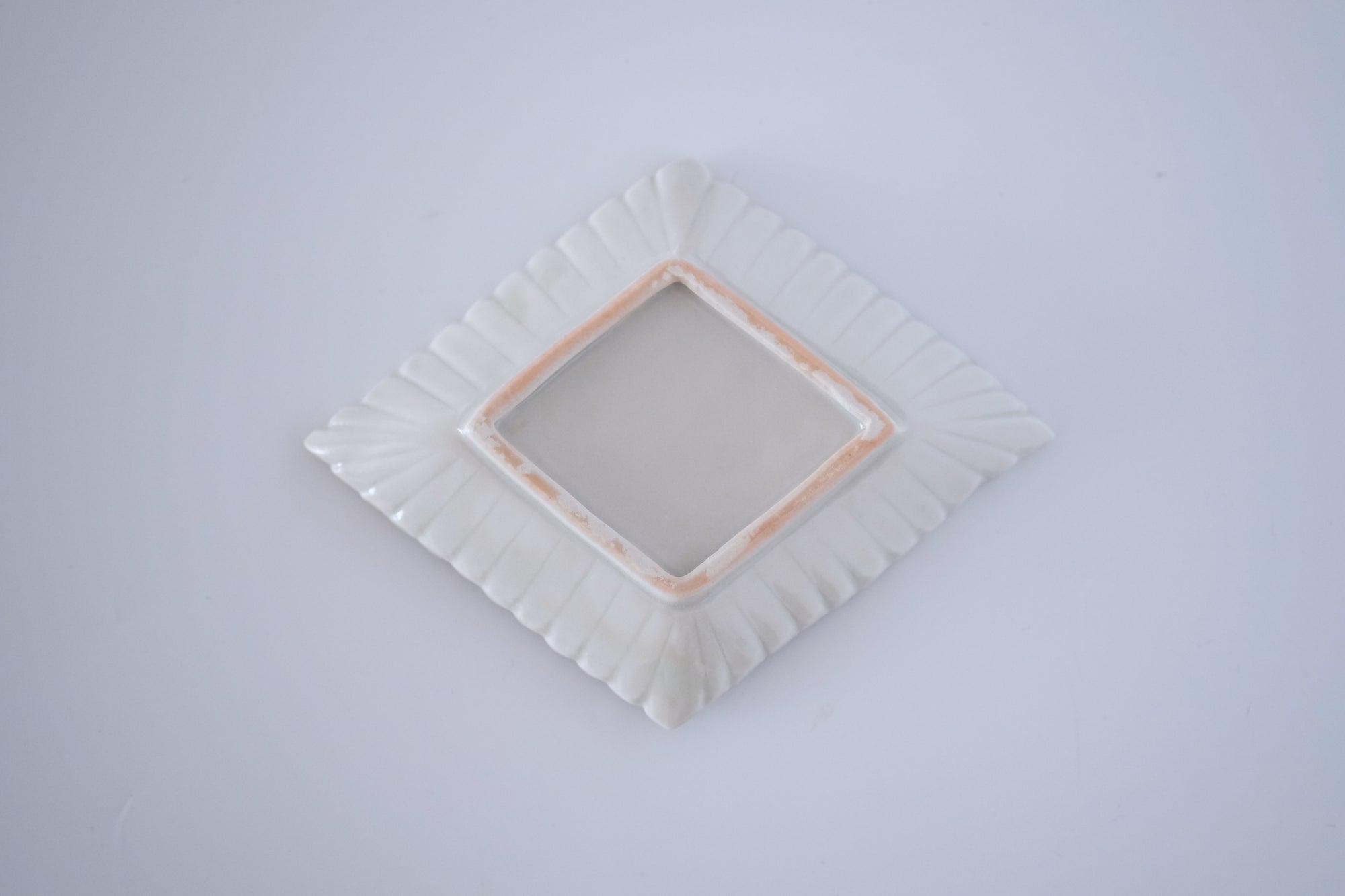 灰青秞輪花菱形皿