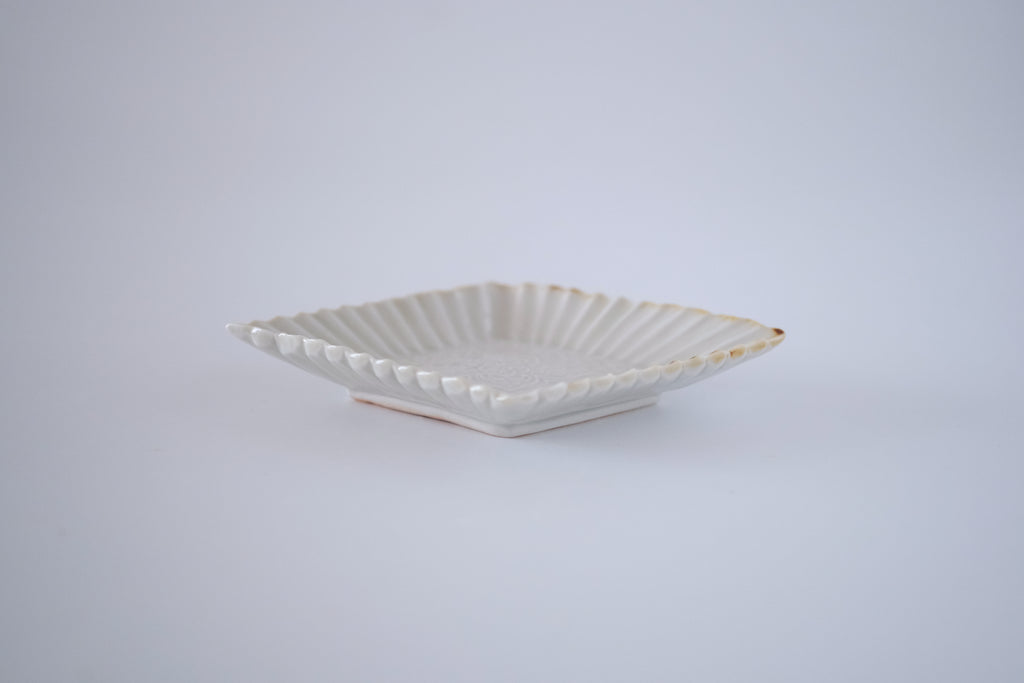 灰青秞輪花菱形皿