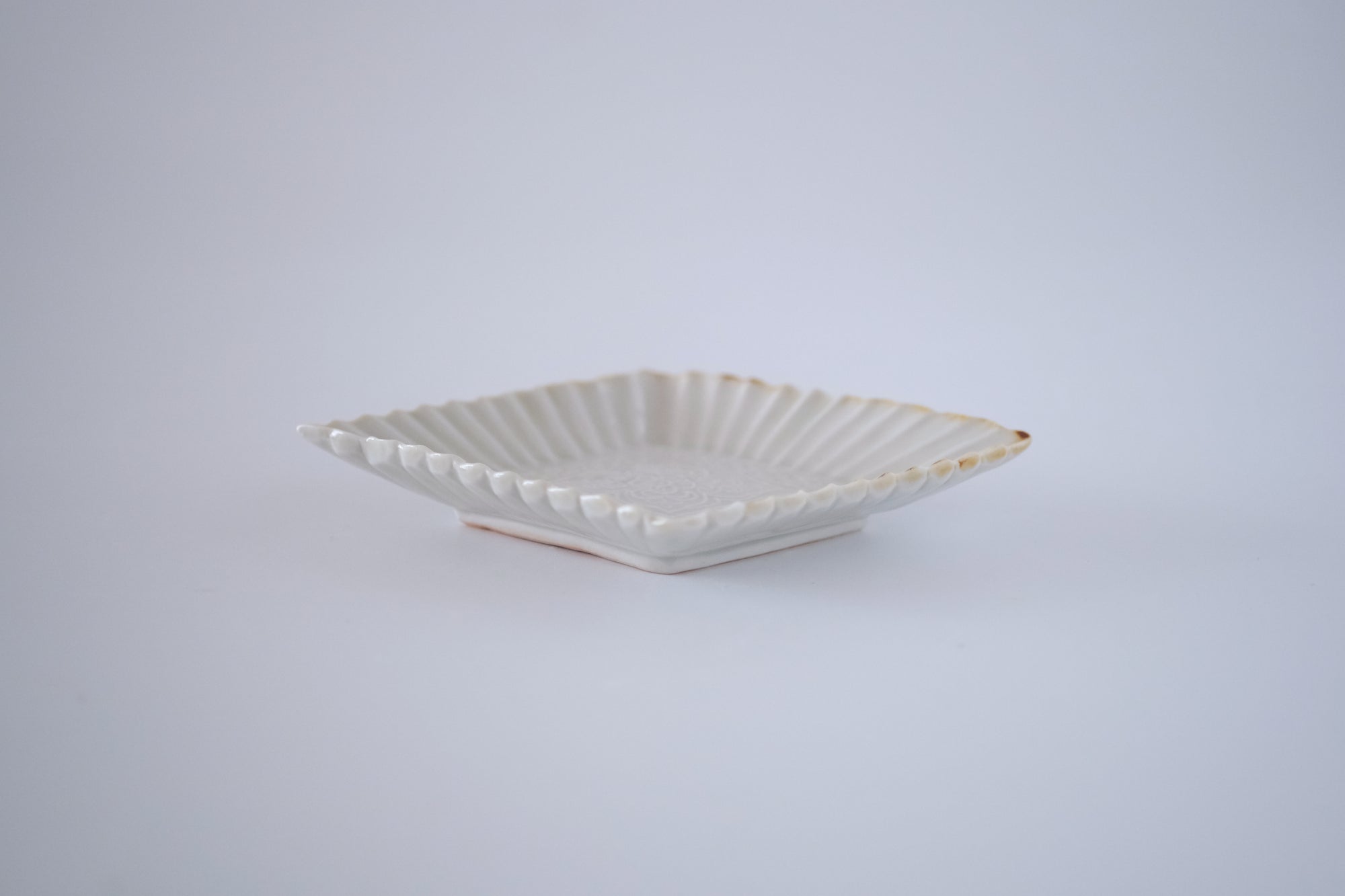 灰青秞輪花菱形皿