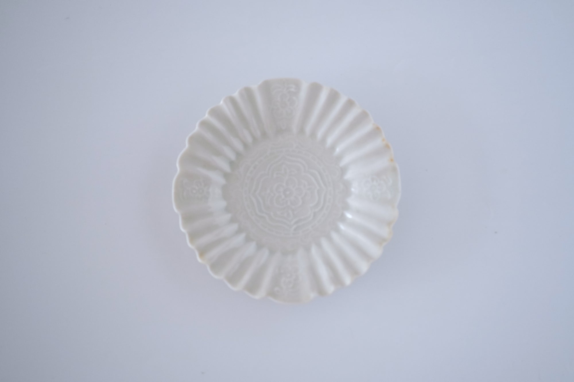 灰青秞輪花四寸皿