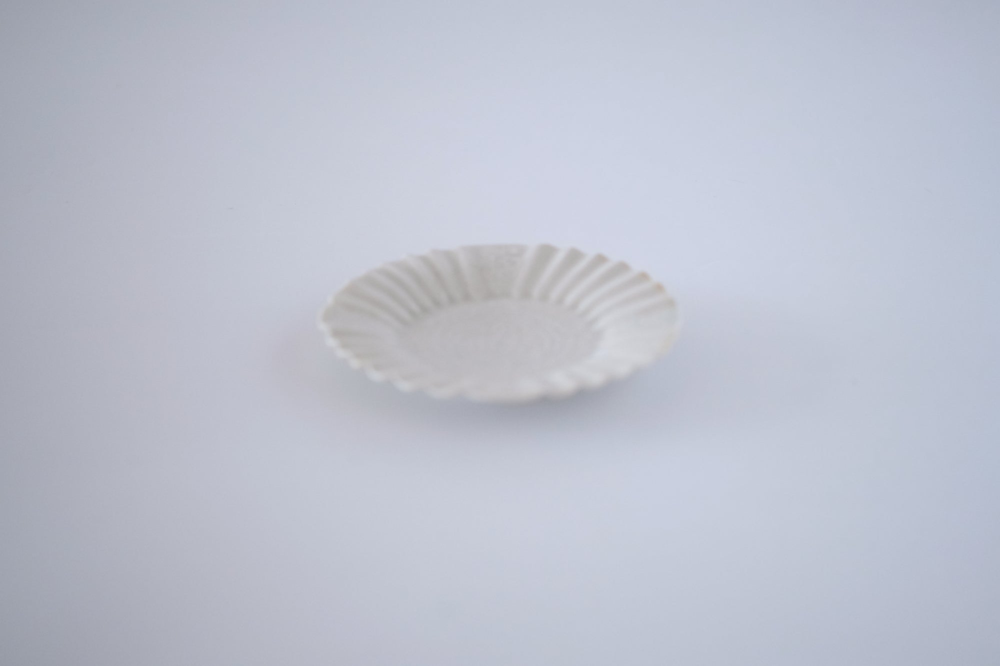 灰青秞輪花四寸皿