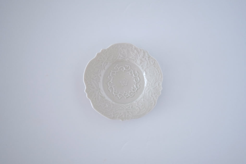 青白磁花唐草稜花豆皿