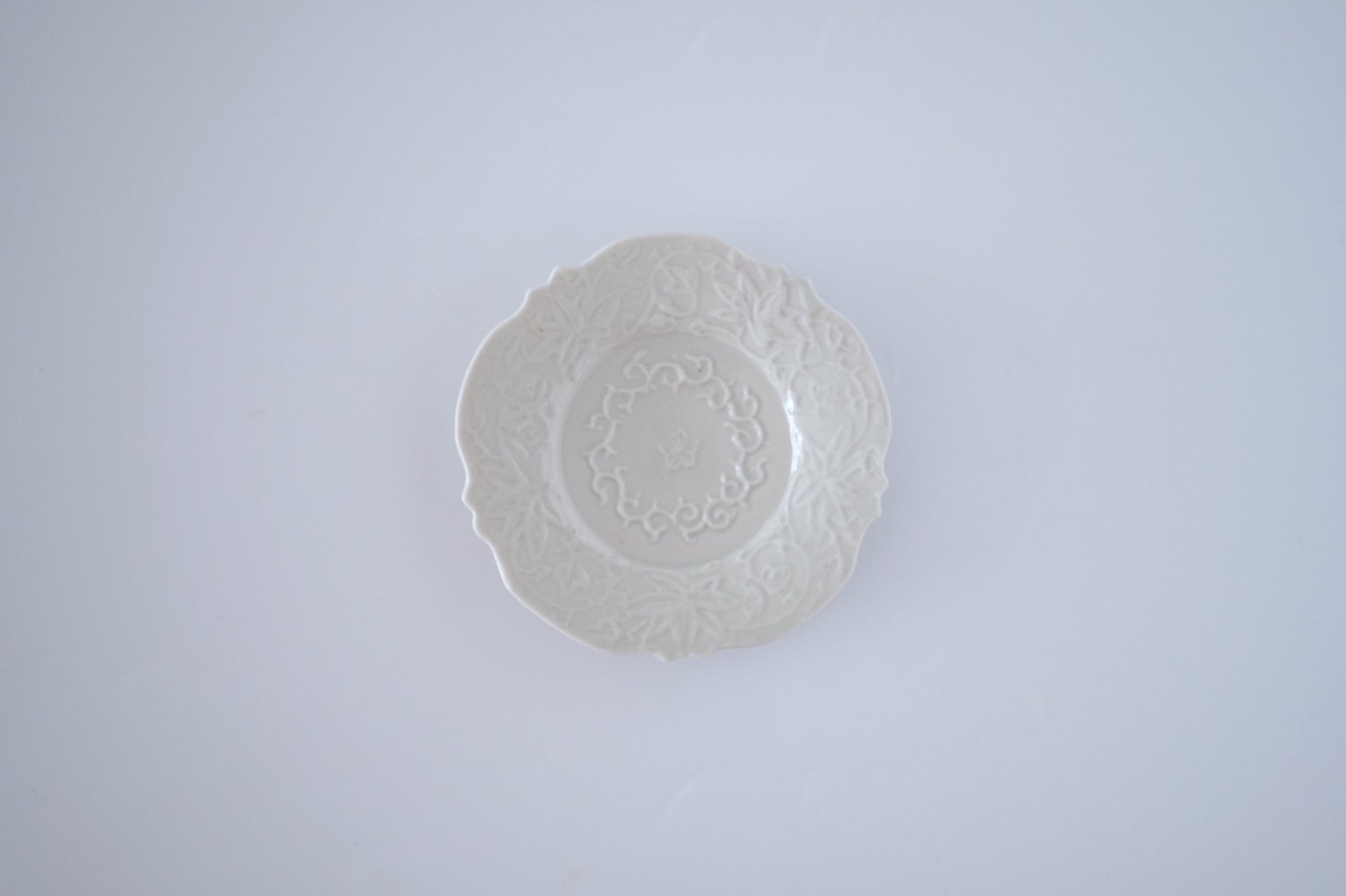 青白磁花唐草稜花豆皿