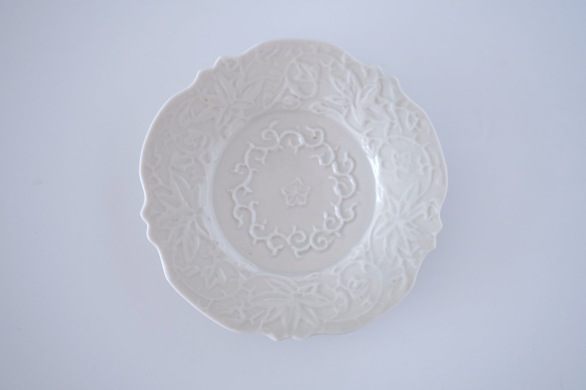 青白磁花唐草稜花豆皿