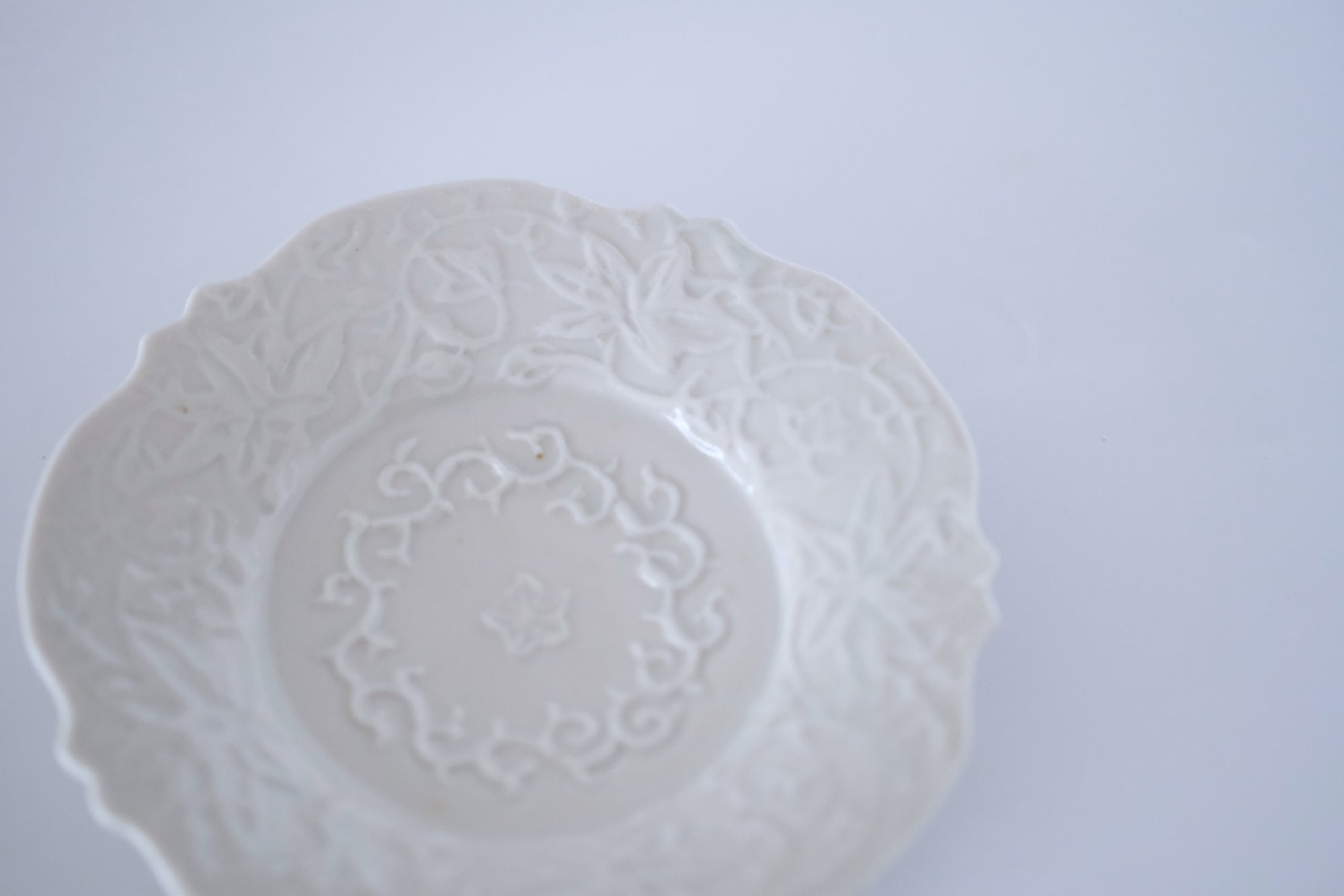 青白磁花唐草稜花豆皿