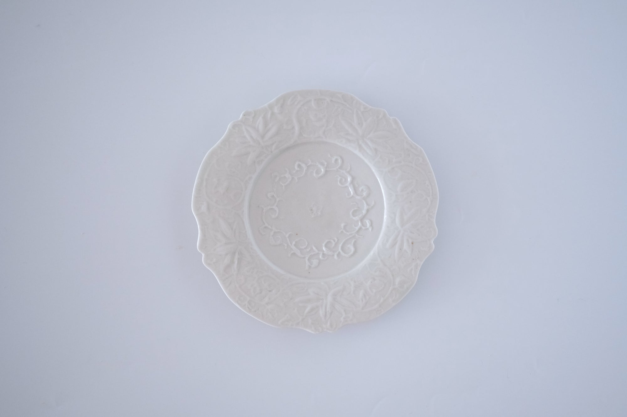 青白磁花唐草稜花小皿