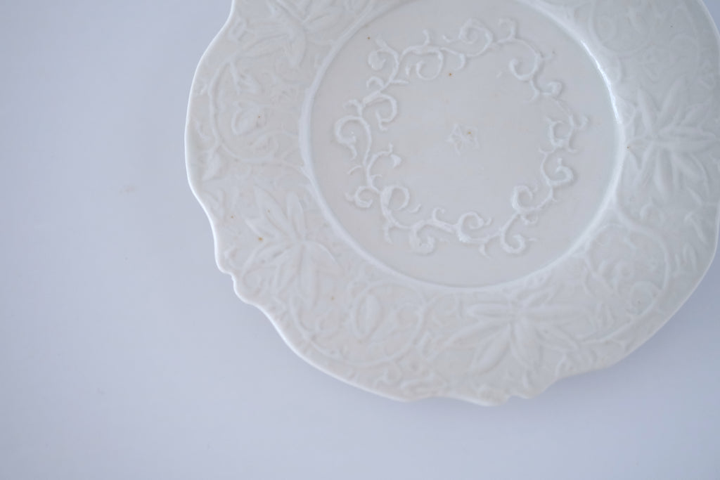 青白磁花唐草稜花小皿