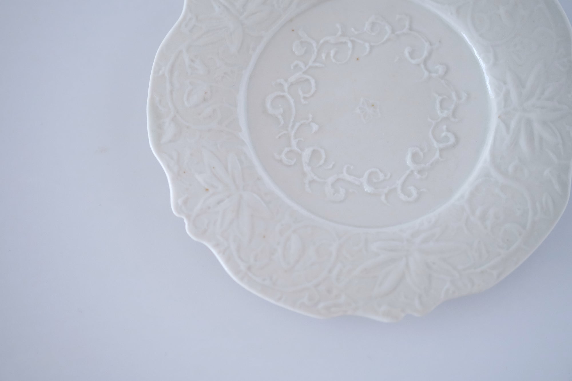 青白磁花唐草稜花小皿