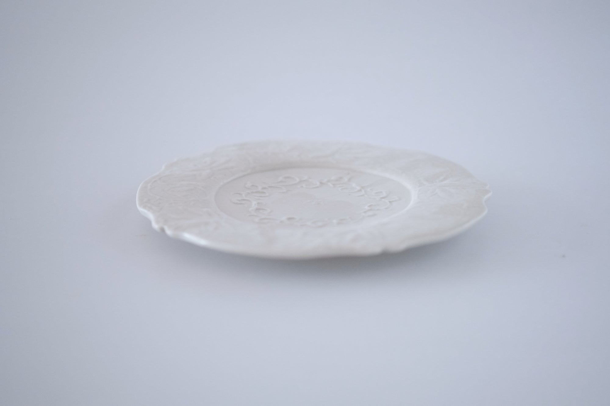 青白磁花唐草稜花小皿