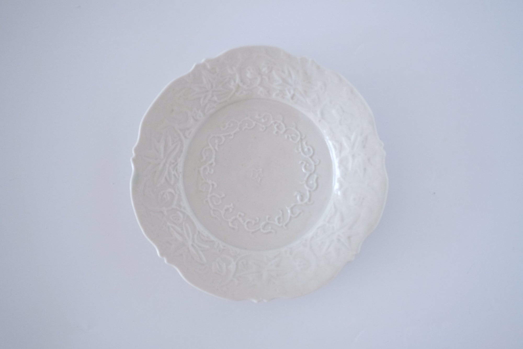 青白磁花唐草稜花中皿