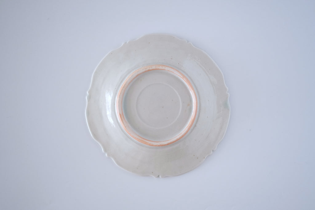 青白磁花唐草稜花中皿