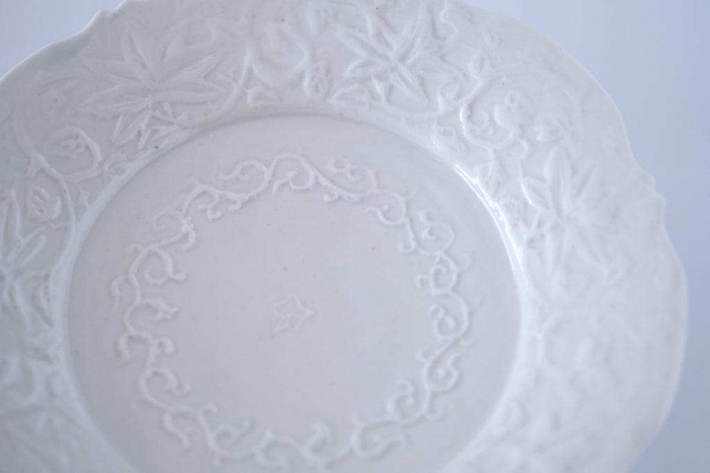 青白磁花唐草稜花中皿