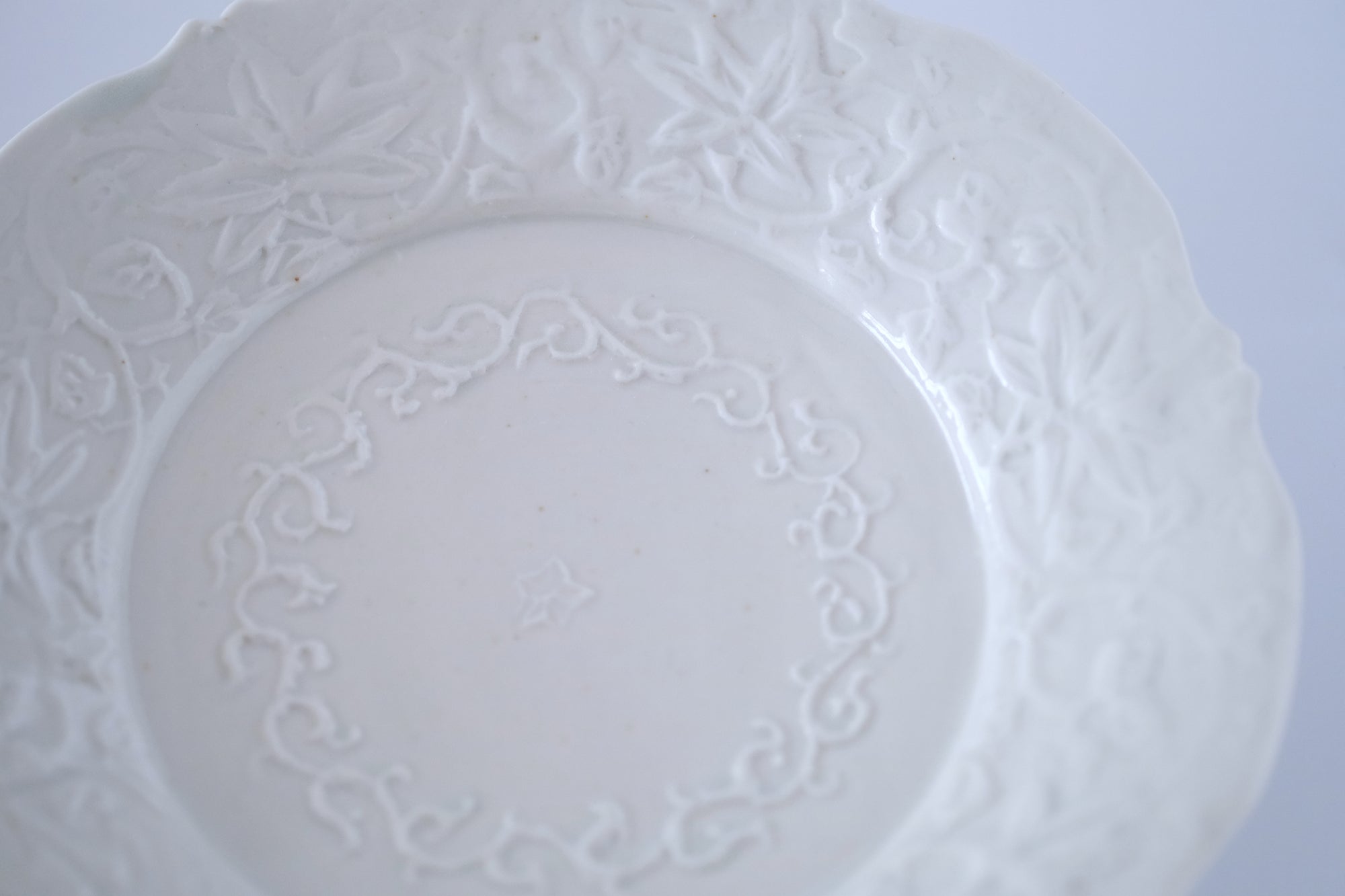 青白磁花唐草稜花中皿