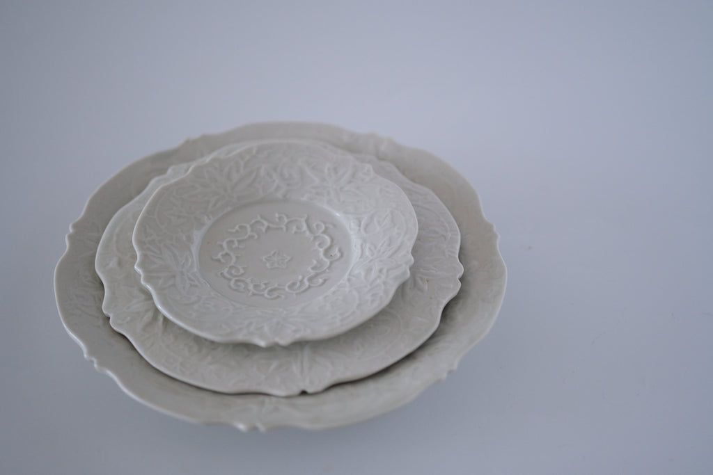 青白磁花唐草稜花中皿