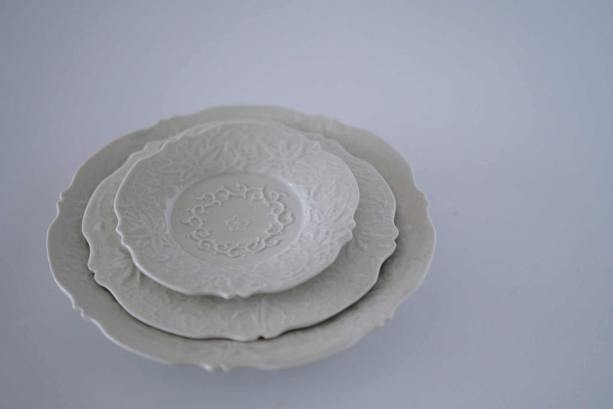 青白磁花唐草稜花中皿