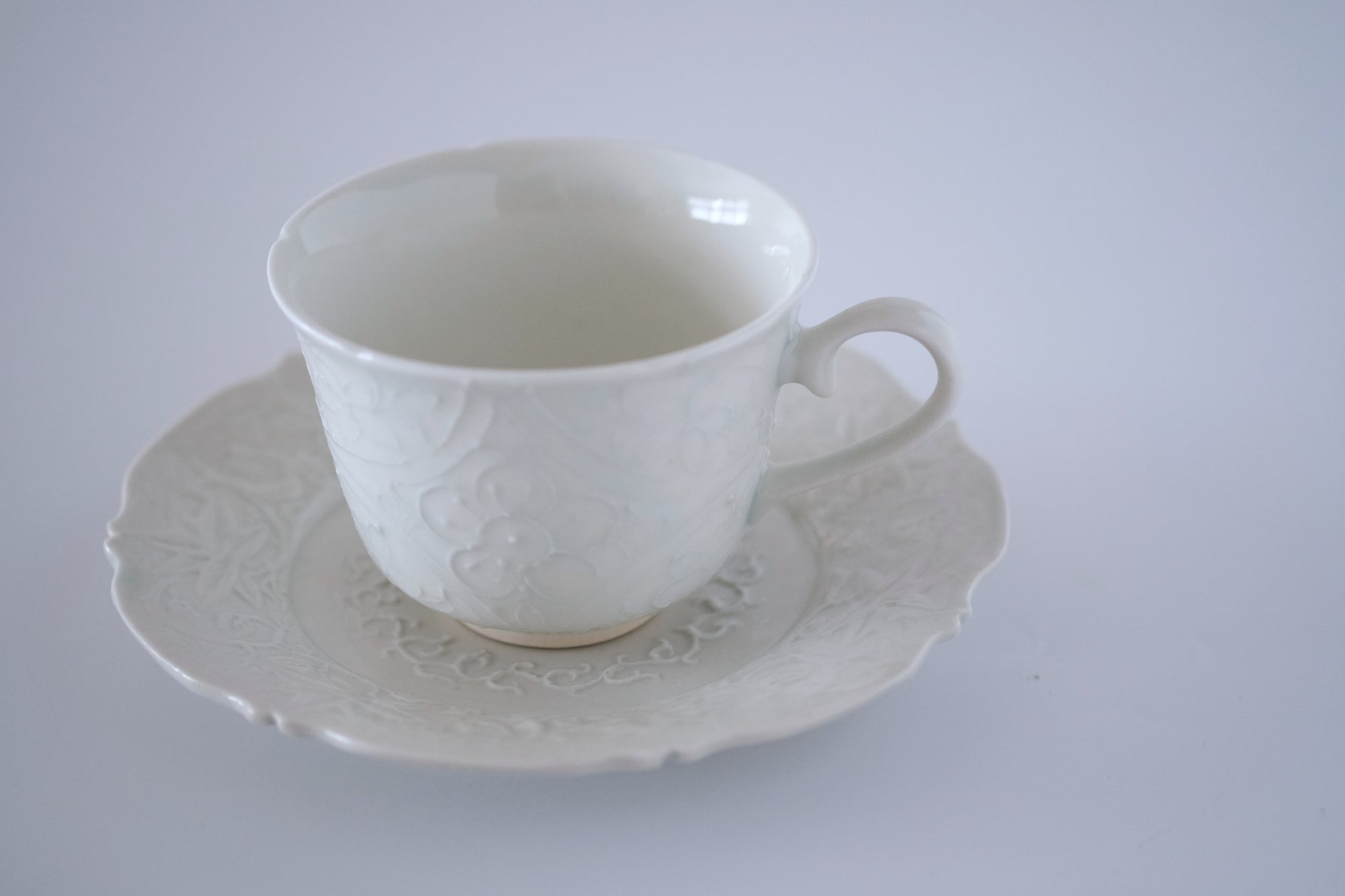 青白磁花唐草稜花中皿