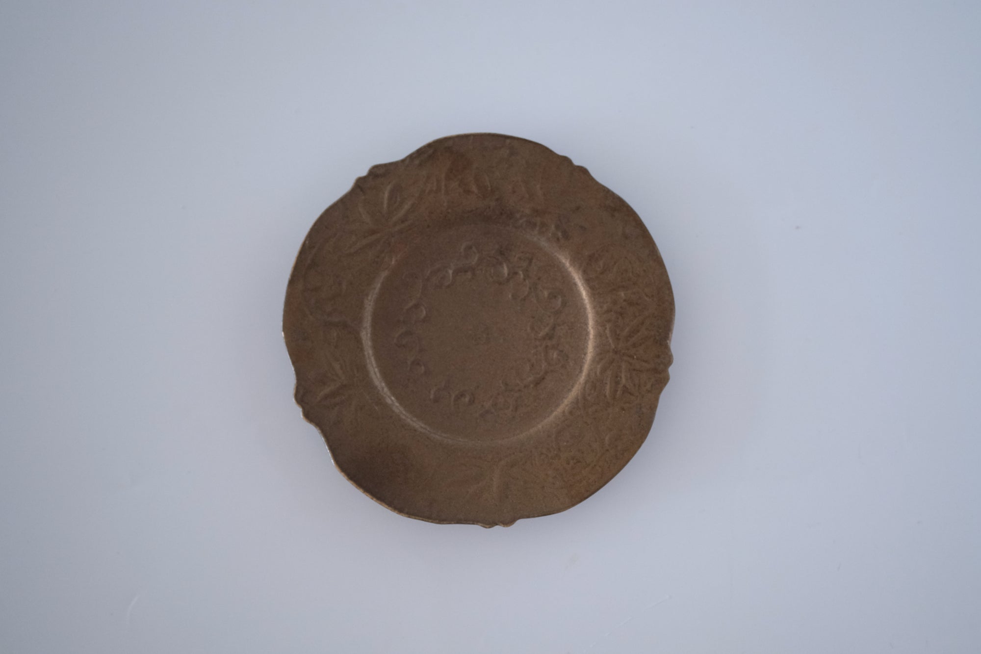 ブロンズ釉花唐草稜花小皿