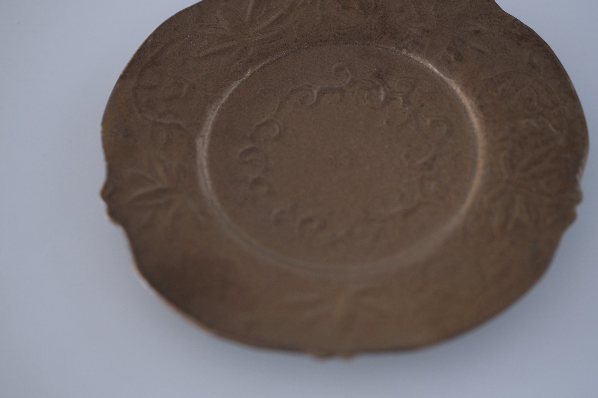 ブロンズ釉花唐草稜花小皿