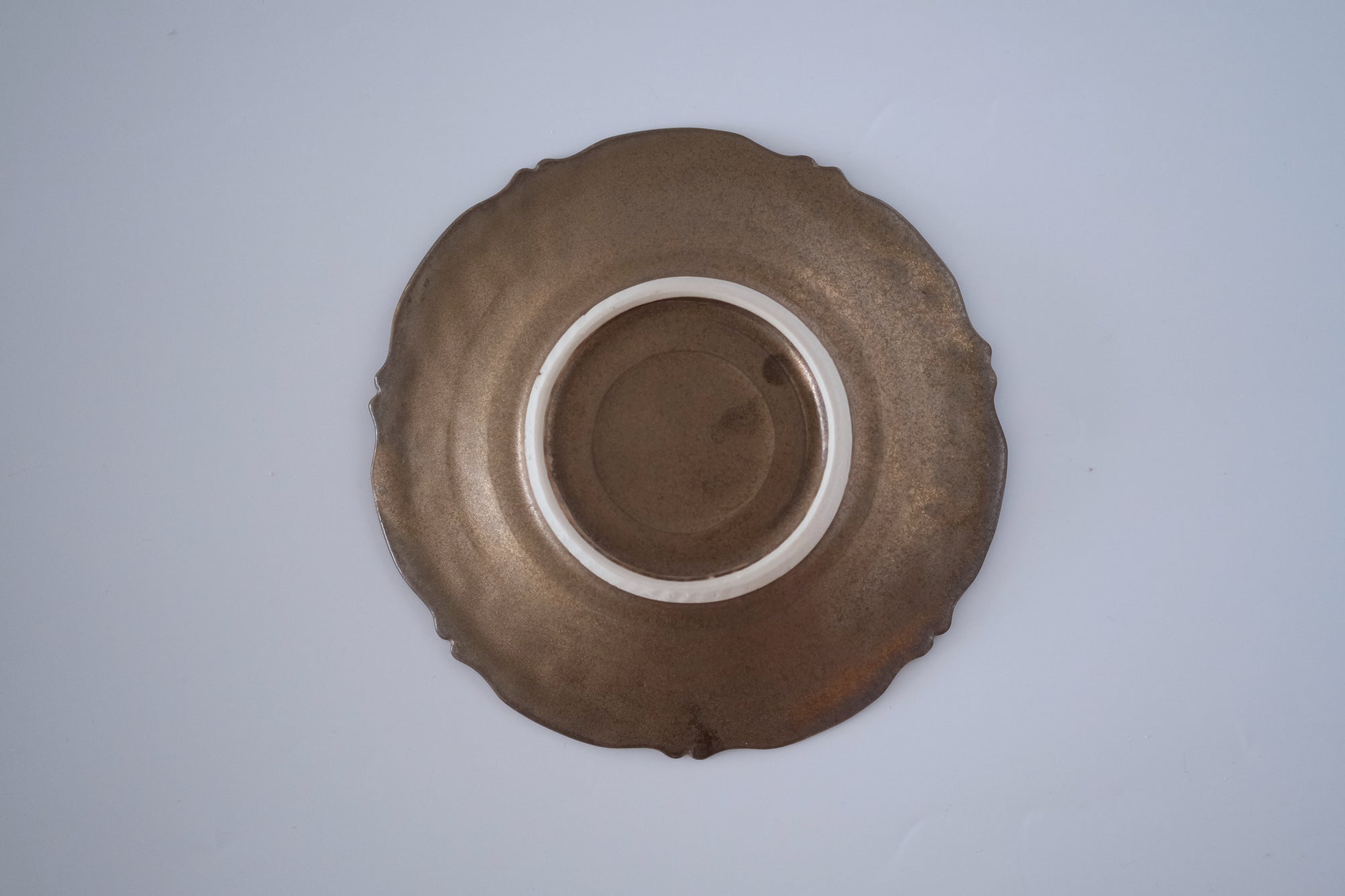 ブロンズ釉花唐草稜花中皿