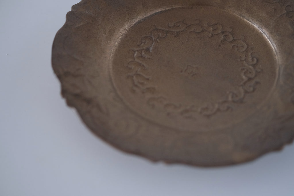 ブロンズ釉花唐草稜花中皿