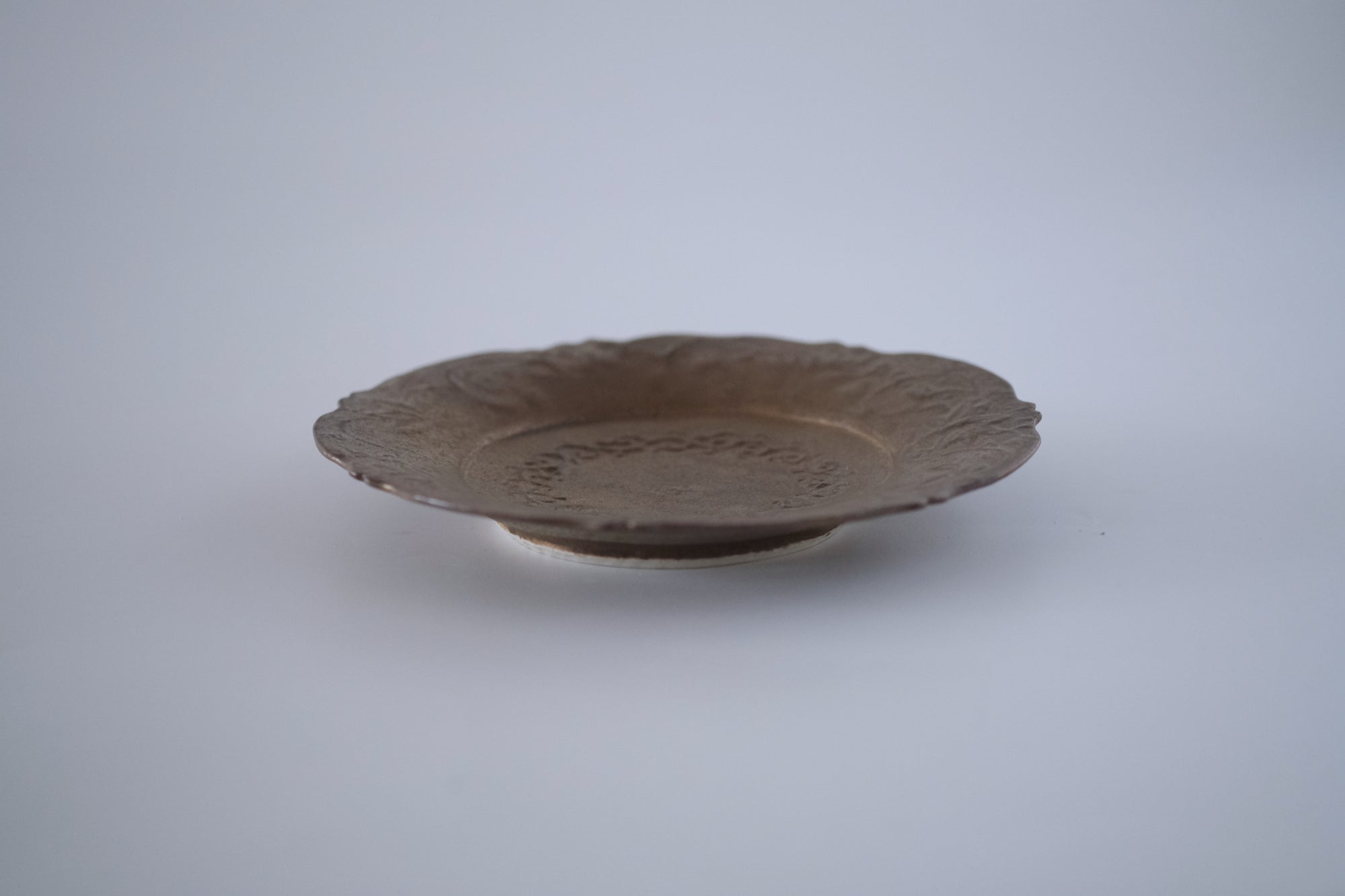 ブロンズ釉花唐草稜花中皿