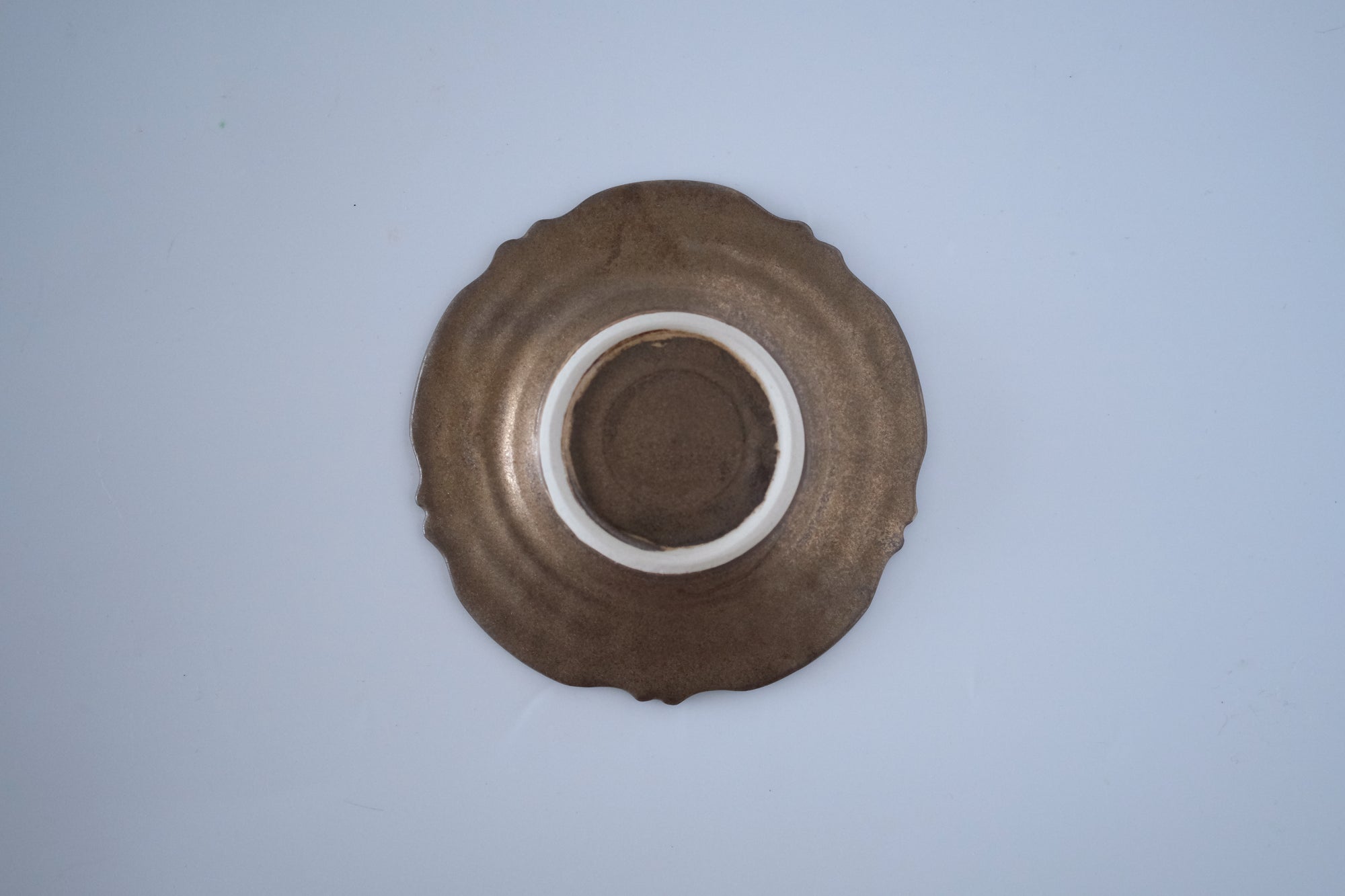 ブロンズ釉花唐草稜花豆皿