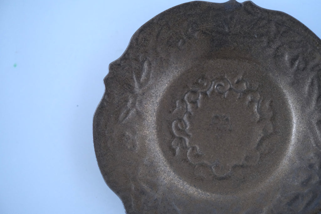 ブロンズ釉花唐草稜花豆皿