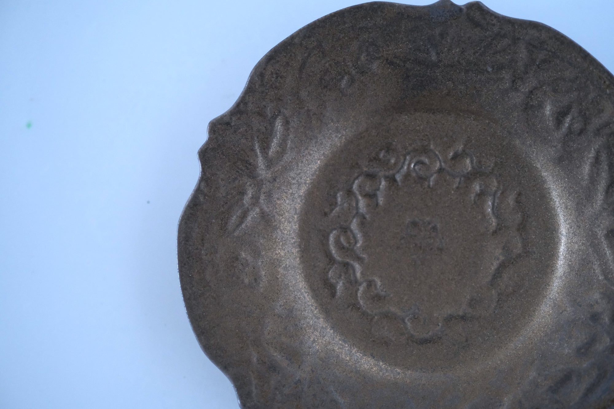 ブロンズ釉花唐草稜花豆皿