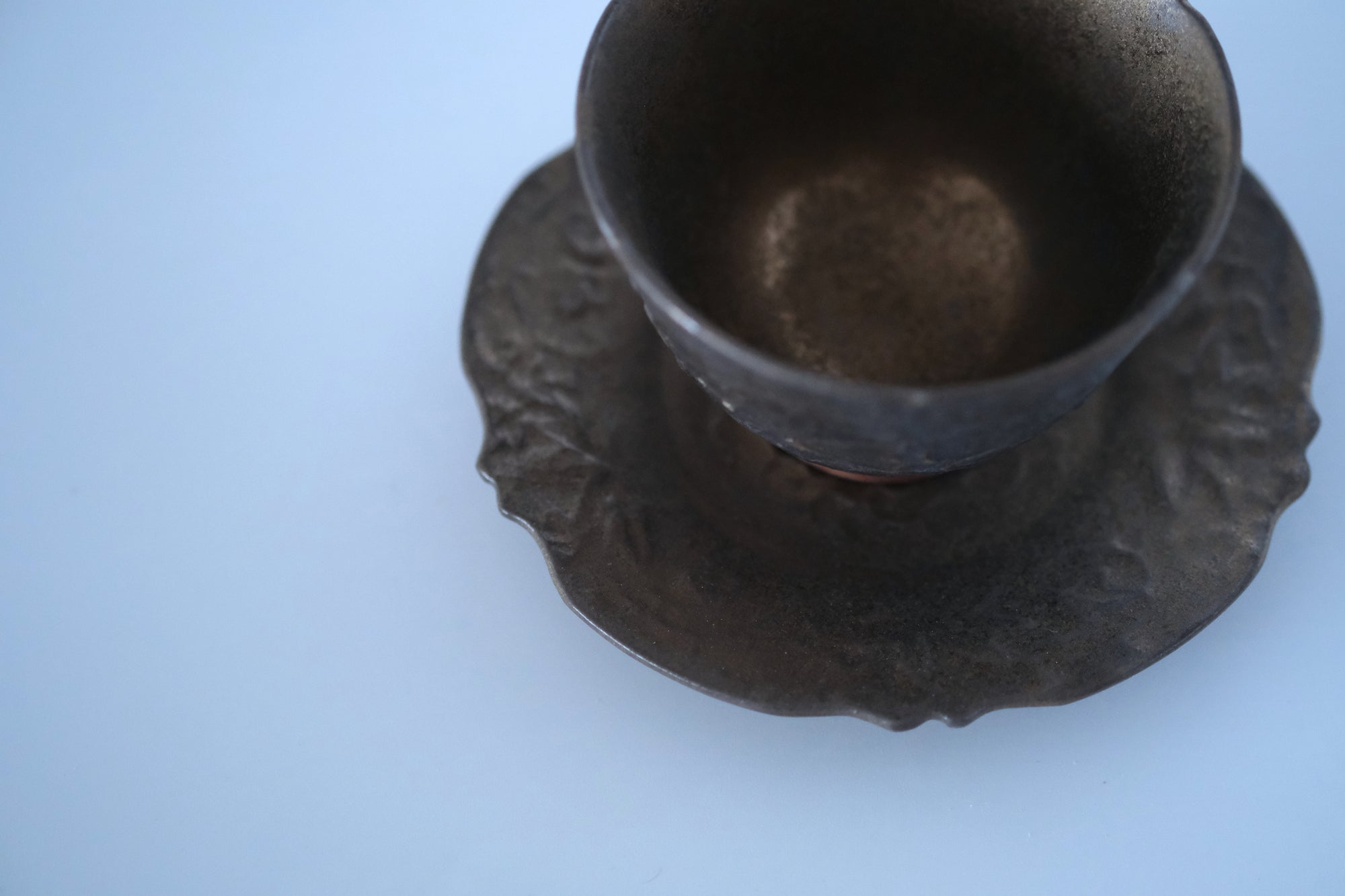 ブロンズ釉花唐草稜花豆皿