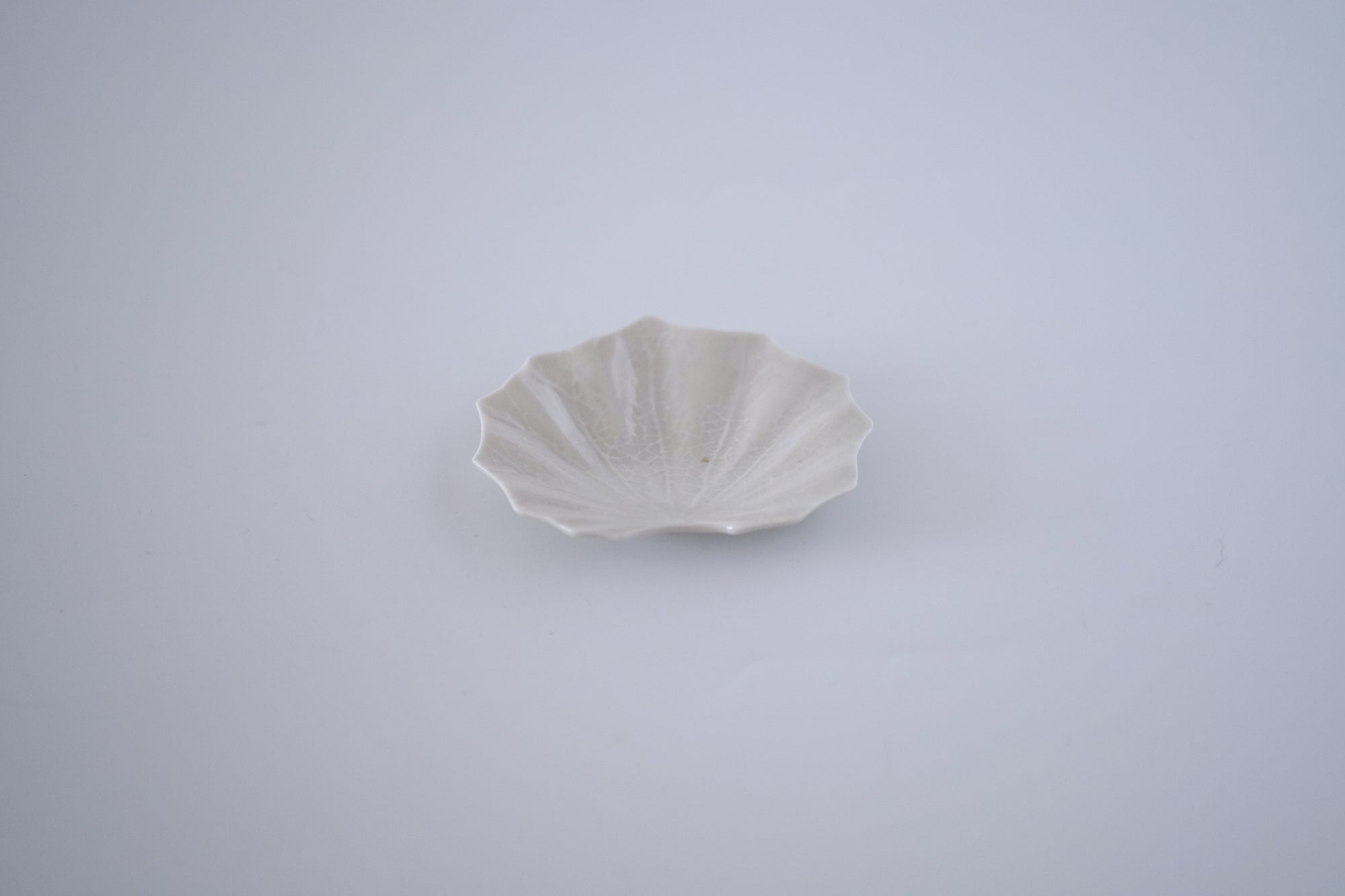 灰青釉石蕗豆皿