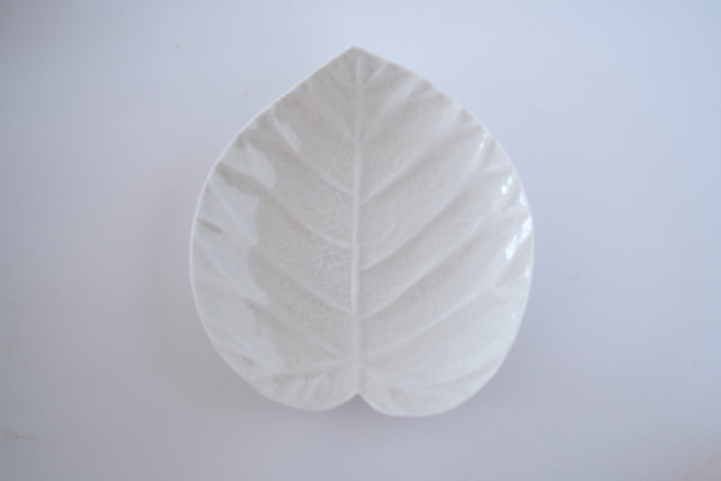 灰青釉ウンベラータ六寸皿